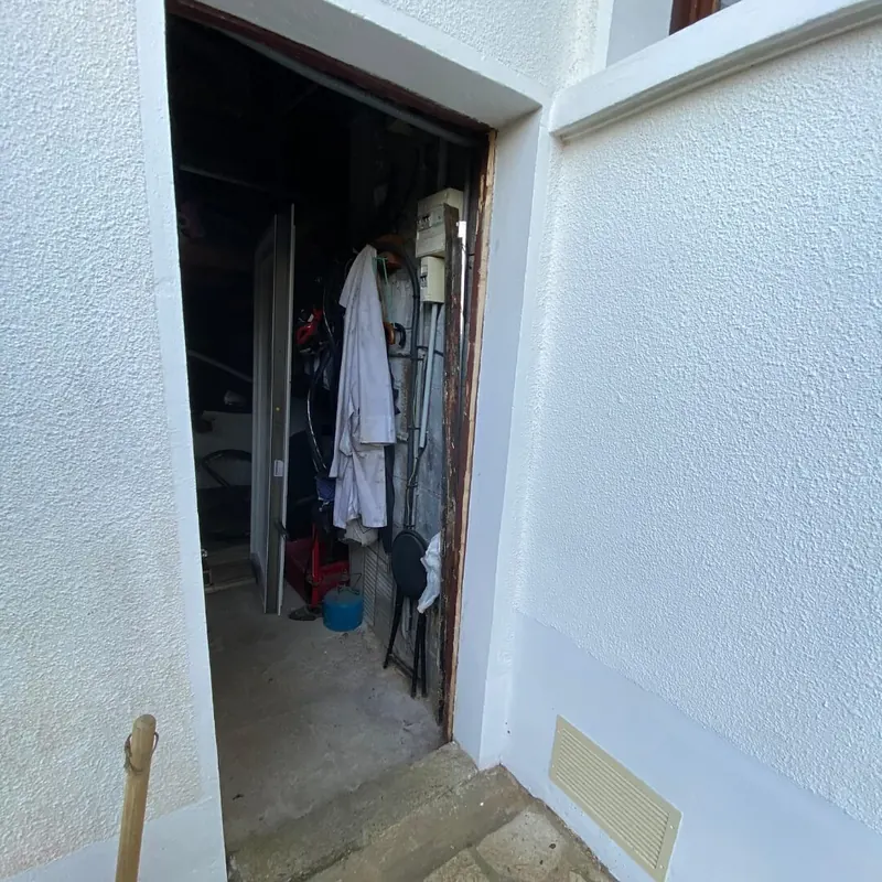 Avant : Ouverture de l’ancien garage avant la pose de la porte, encadrement en bois usé